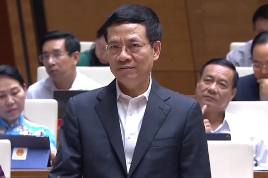 Bộ trưởng Nguyễn Mạnh Hùng trả lời chất vấn về MXH Việt Nam.