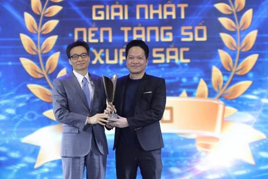 Phó Thủ tướng Vũ Đức Đam trao giải Nhất nền tảng số xuất sắc nhất cho ông Phạm Kim Hùng - CEO Base.vn.