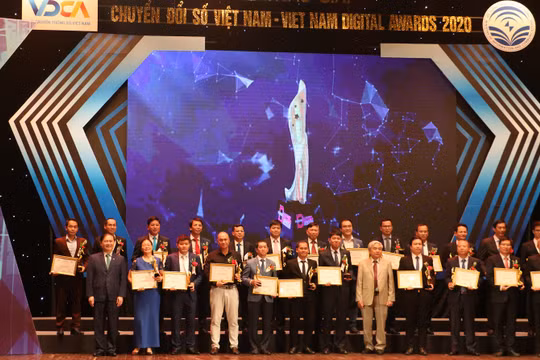 Đại diện các cơ quan nhà nước, doanh nghiệp chuyển đổi số xuất sắc nhận Cúp và Chứng nhận từ TS. Phan Xuân Dũng – Chủ nhiệm Ủy ban Khoa học, Công nghệ và Môi trường của Quốc hội và TS. Nguyễn Quân – Nguyên Bộ Trưởng Khoa học & Công nghệ, Chủ tịch Hội đồng Chung khảo Giải thưởng Chuyển đổi số Việt Nam 2020.