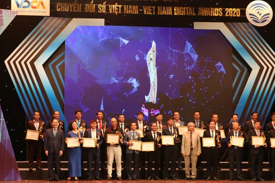 Đại diện các cơ quan nhà nước, doanh nghiệp chuyển đổi số xuất sắc nhận Cúp và Chứng nhận từ TS. Phan Xuân Dũng – Chủ nhiệm Ủy ban Khoa học, Công nghệ và Môi trường của Quốc hội và TS. Nguyễn Quân – Nguyên Bộ Trưởng Khoa học & Công nghệ, Chủ tịch Hội đồng Chung khảo Giải thưởng Chuyển đổi số Việt Nam 2020.