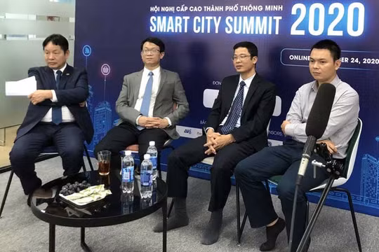 Chủ tịch VINASA Trương Gia Bình (bìa trái) nhấn mạnh, đô thị thông minh là giải pháp tối ưu giải quyết các vấn đề của đô thị hóa đang diễn ra rất nhanh chóng.