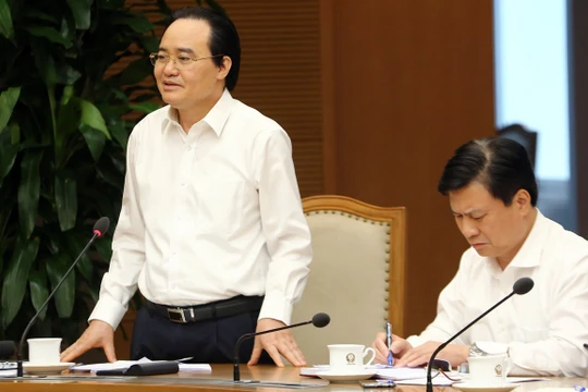 Bộ trưởng Bộ GD&ĐT Phùng Xuân Nhạ yêu cầu các tác giả, Hội đồng Thẩm định SGK quốc gia rà soát, giải trình, tiếp thu, hoàn thiện để chất lượng SGK ngày càng tốt hơn. Ảnh: VGP.