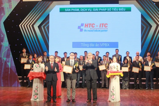 Đại diện HTC-ITC nhận Cúp và chứng nhận dịch vụ Chuyển đổi số xuất sắc từ tay GS. TSKH Đặng Vũ Minh – Chủ tịch Liên hiệp các Hội Khoa học và Kỹ thuật Việt Nam và TS. Phan Tâm – Thứ trưởng Bộ Thông tin và Truyền thông.