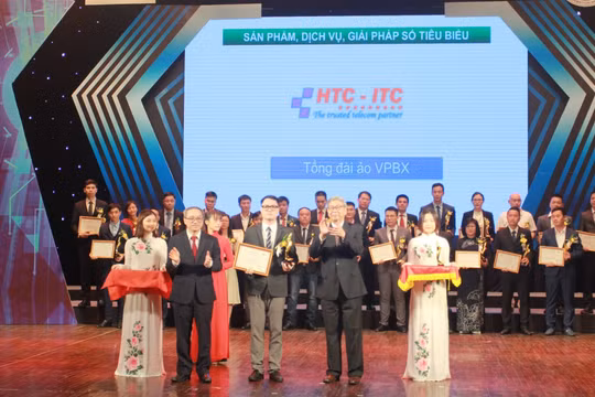 Đại diện HTC-ITC nhận Cúp và chứng nhận dịch vụ Chuyển đổi số xuất sắc từ tay GS. TSKH Đặng Vũ Minh – Chủ tịch Liên hiệp các Hội Khoa học và Kỹ thuật Việt Nam và TS. Phan Tâm – Thứ trưởng Bộ Thông tin và Truyền thông.