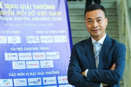 Ông Nguyễn Ngọc Hân, Tổng Giám đốc Thudo Multimedia, trao đổi bên lề lễ trao giải thưởng Chuyển đổi số Việt Nam.