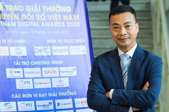 Ông Nguyễn Ngọc Hân, Tổng Giám đốc Thudo Multimedia, trao đổi bên lề lễ trao giải thưởng Chuyển đổi số Việt Nam.