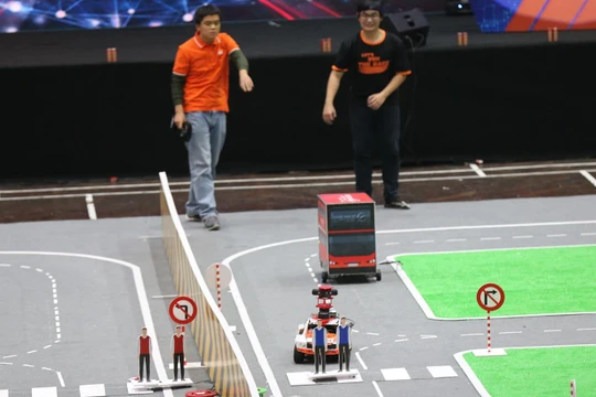 Chiếc xe tự lái đứng trước thách thức lớn nhất của cuộc thi: Nhường đường cho người đi bộ.