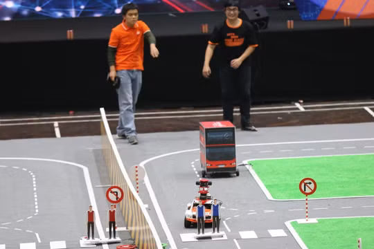 Chiếc xe tự lái đứng trước thách thức lớn nhất của cuộc thi: Nhường đường cho người đi bộ.