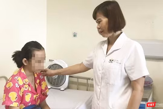 TS.BS. Đỗ Minh Loan thăm khám cho một bệnh nhân điều trị tại khoa.