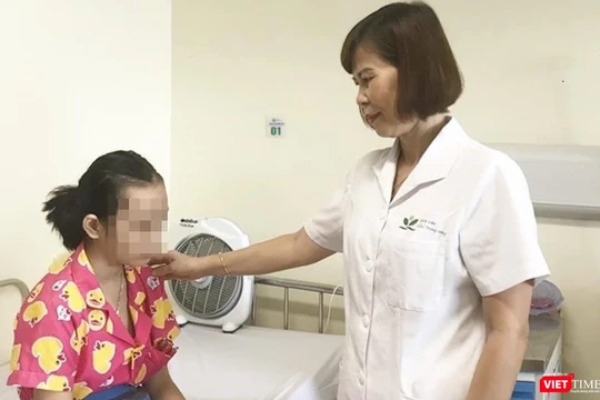 TS.BS. Đỗ Minh Loan thăm khám cho một bệnh nhân điều trị tại khoa.