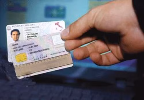 Hộ chiếu điện tử mới của Trung Quốc (Ảnh: CNTV)