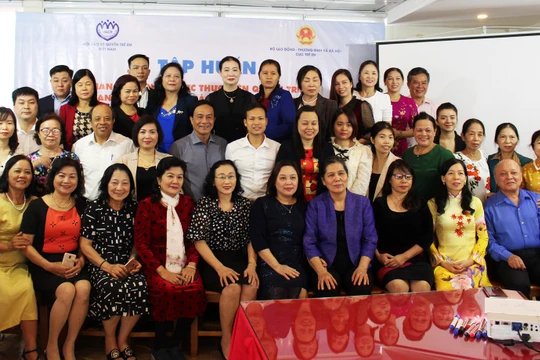 Lãnh đạo Cục Trẻ em, Bộ Lao động - Thương binh & Xã hội chụp ảnh lưu niệm với các đại biểu.