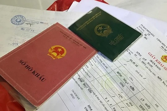 Người dân được tiếp tục sử dụng sổ hộ khẩu, sổ tạm trú đã được cấp cho đến hết ngày 31/12/2022. Ảnh: VGP.