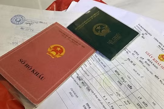 Người dân được tiếp tục sử dụng sổ hộ khẩu, sổ tạm trú đã được cấp cho đến hết ngày 31/12/2022. Ảnh: VGP.