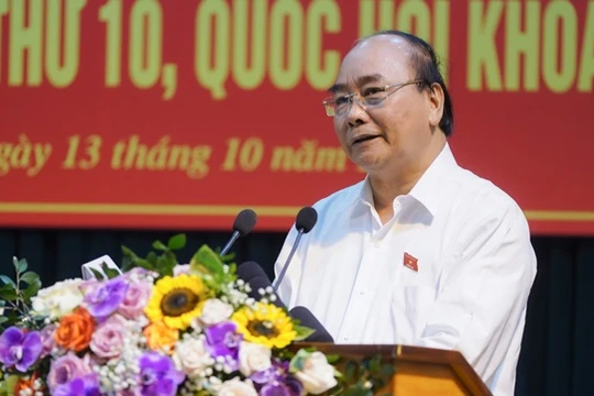Thủ tướng trả lời các vấn đề cử tri nêu tại cuộc tiếp xúc. Ảnh: VGP.
