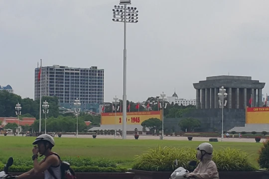 Tòa nhà 8 B Lê Trực nhìn từ đường Hoàng Văn Thụ