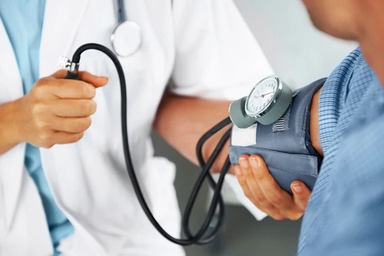 Khám sức khoẻ cho người dân ở Bệnh viện Việt Đức