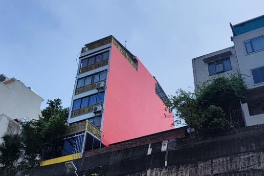 Thực hư chuyện dân sơn cờ Tổ quốc trên tường, cán bộ bắt xóa