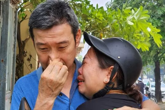 Người thân khóc ngất nhận diện thi thể nạn nhân vụ cháy ở Hà Nội. Ảnh: VietNamNet.