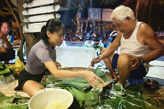 Đội thiện nguyện Đà Nẵng xuyên đêm gói bánh, nấu bánh chưng gửi đồng bào vùng lũ miền Bắc (Ảnh Trung Đào)