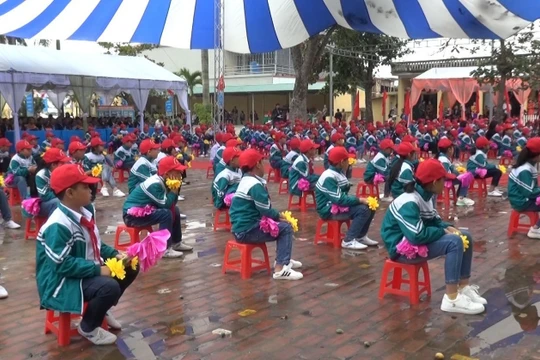 Bắt học sinh đi học ngày nghỉ lễ Giỗ tổ Hùng Vương, hiệu trưởng bị xem xét kỷ luật