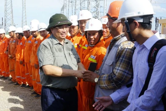 Thủ tướng Chính phủ Phạm Minh Chính thăm hỏi và tặng quà cán bộ kỹ sư, công nhân lao động đang thi công tại Trạm biến áp 500kV Thanh Hóa. 