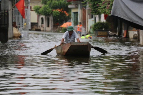 Một xã ở Hà Nội 5 ngày chìm trong "biển nước", người dân bơi trên đường làng