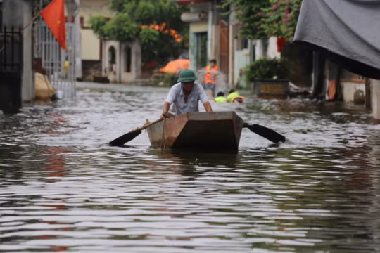 Một xã ở Hà Nội 5 ngày chìm trong "biển nước", người dân bơi trên đường làng