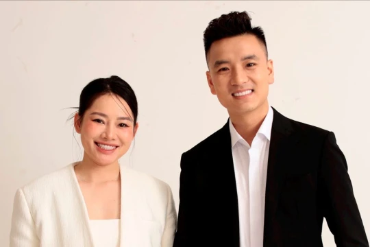 Cặp vợ chồng Quyền Leo Daily thông báo bán được 100 tỷ tiền hàng sau 17 giờ livestream. Ảnh: Facebook Quyền Leo Daily.