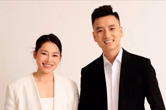 Cặp vợ chồng Quyền Leo Daily thông báo bán được 100 tỷ tiền hàng sau 17 giờ livestream. Ảnh: Facebook Quyền Leo Daily.