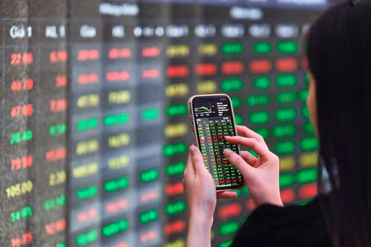 Chứng khoán 28/11: Khối ngoại trở lại mua ròng, thị trường “xanh vỏ, đỏ lòng”