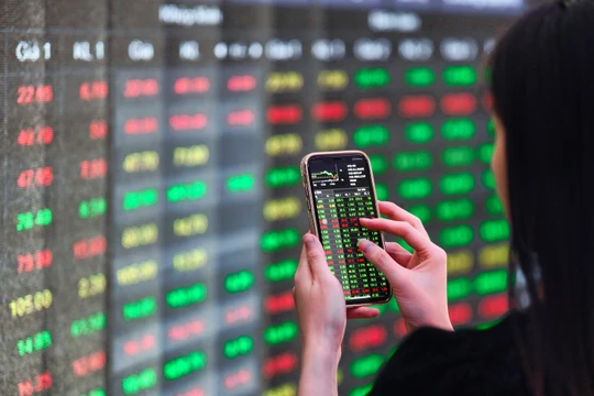 Chứng khoán 28/11: Khối ngoại trở lại mua ròng, thị trường “xanh vỏ, đỏ lòng”