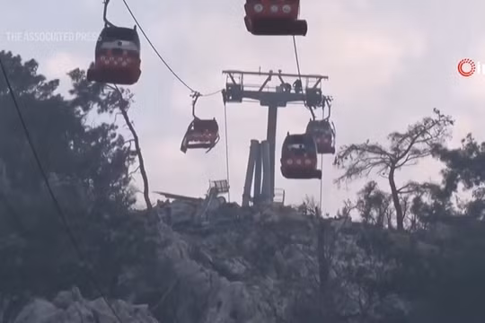 Hiện trường vụ việc. (Ảnh cắt từ video của AP)