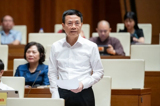Bộ trưởng Nguyễn Mạnh Hùng phát biểu trước Quốc hội sáng 5/6