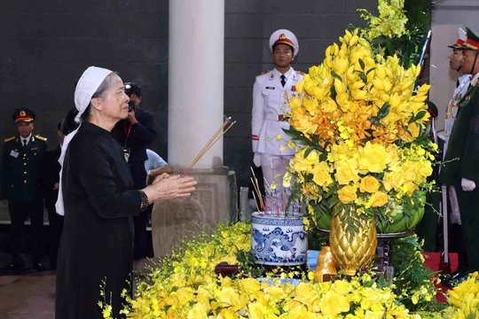 Linh cữu của Tổng Bí thư Nguyễn Phú Trọng được di chuyển qua nhiều tuyến phố của Thủ đô và an táng lúc 15 giờ ngày 26/7 tại Nghĩa trang Mai Dịch (Hà Nội).