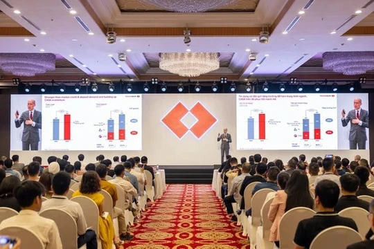 Tặng tiền, nhiều sếp từ nhiệm và những chuyện hay mùa đại hội đồng cổ đông ngân hàng