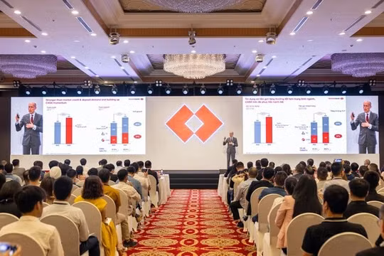 Tặng tiền, nhiều sếp từ nhiệm và những chuyện hay mùa đại hội đồng cổ đông ngân hàng