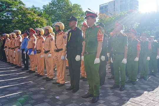 Lực lượng CSGT Công an TP Đà Nẵng ra quân đợt cao điểm đảm bảo an toàn giao thông và trật tự đô thị cùng với mô hình "CSGT phụ trách địa bàn cấp xã phường".