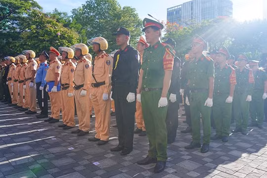Lực lượng CSGT Công an TP Đà Nẵng ra quân đợt cao điểm đảm bảo an toàn giao thông và trật tự đô thị cùng với mô hình "CSGT phụ trách địa bàn cấp xã phường".