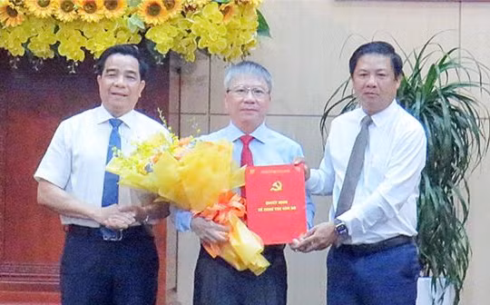 Thiếu tướng Nguyễn Đức Dũng, Giám đốc Công an tỉnh Quảng Nam (đứng giữa) được phê chuẩn giữ chức vụ Phó Bí thư Tỉnh ủy Quảng Nam nhiệm kỳ 2020- 2025.