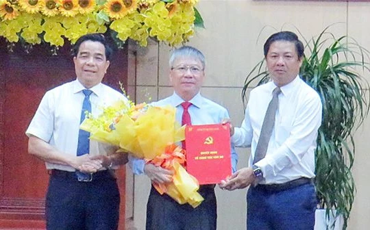 Thiếu tướng Nguyễn Đức Dũng, Giám đốc Công an tỉnh Quảng Nam (đứng giữa) được phê chuẩn giữ chức vụ Phó Bí thư Tỉnh ủy Quảng Nam nhiệm kỳ 2020- 2025.