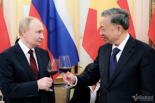 Một ngày hoạt động dày đặc của Tổng thống Nga Putin tại Hà Nội