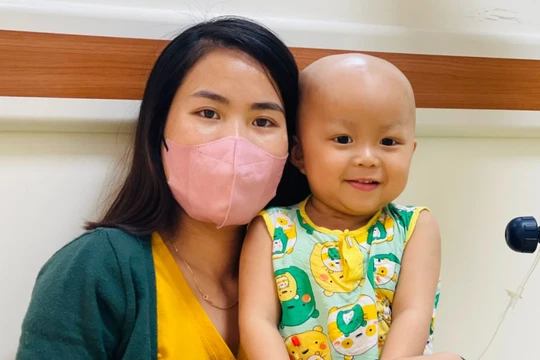 Mẹ đơn thân nửa đêm livestream bán hàng trong bệnh viện để nuôi con bị ung thư