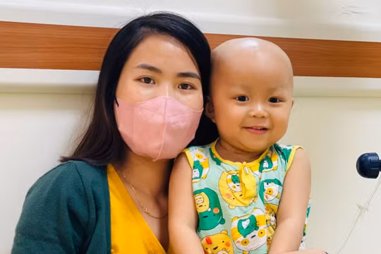 Mẹ đơn thân nửa đêm livestream bán hàng trong bệnh viện để nuôi con bị ung thư