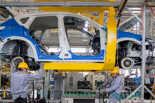 Bộ Tài chính đề xuất giảm 50% lệ phí trước bạ đối với ô tô sản xuất, lắp ráp trong nước. Ảnh: Nguyễn Huế