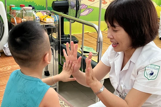 Điều trị tự kỷ bằng châm cứu: Thắp lại ngọn lửa hạnh phúc cho nhiều gia đình 