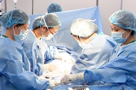 Bé gái 12 tuổi sinh con trai sau khi bị kẻ xấu xâm hại