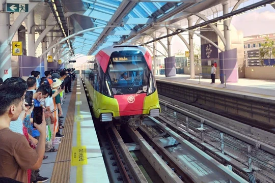 Chủ tịch Hà Nội đề nghị Chính phủ ban hành cơ chế 'đột phá' làm 400 km metro