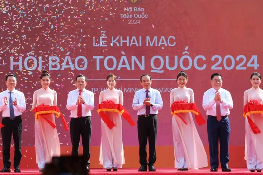 Lãnh đạo Chính phủ, Bộ, Ban ngành cắt băng khai trương Hội báo toàn quốc 2024.