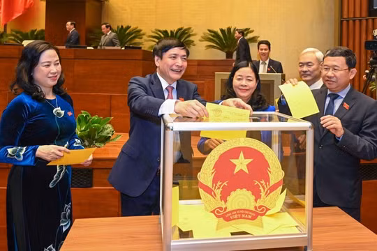 Quốc hội bầu Chủ tịch Quốc hội, Phó Chủ tịch Quốc hội, Ủy viên Ủy ban Thường vụ Quốc hội bằng hình thức bỏ phiếu kín.